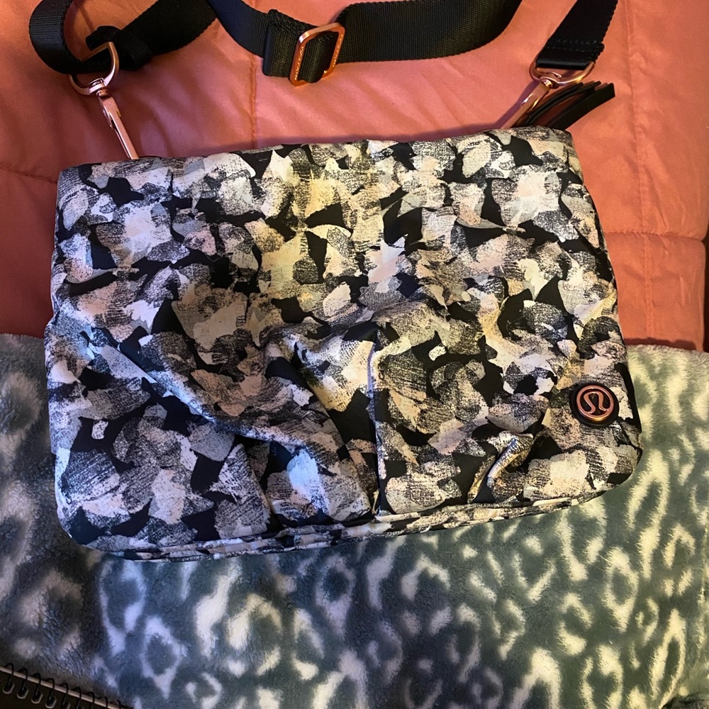 Hip to be free mystic jungle butter pink black bag